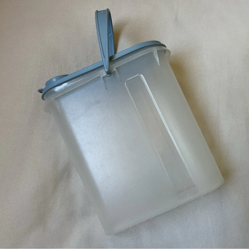 Tupperware Beverage Buddy 2 quart Blue Lid Juice Cocktail Container Vintage